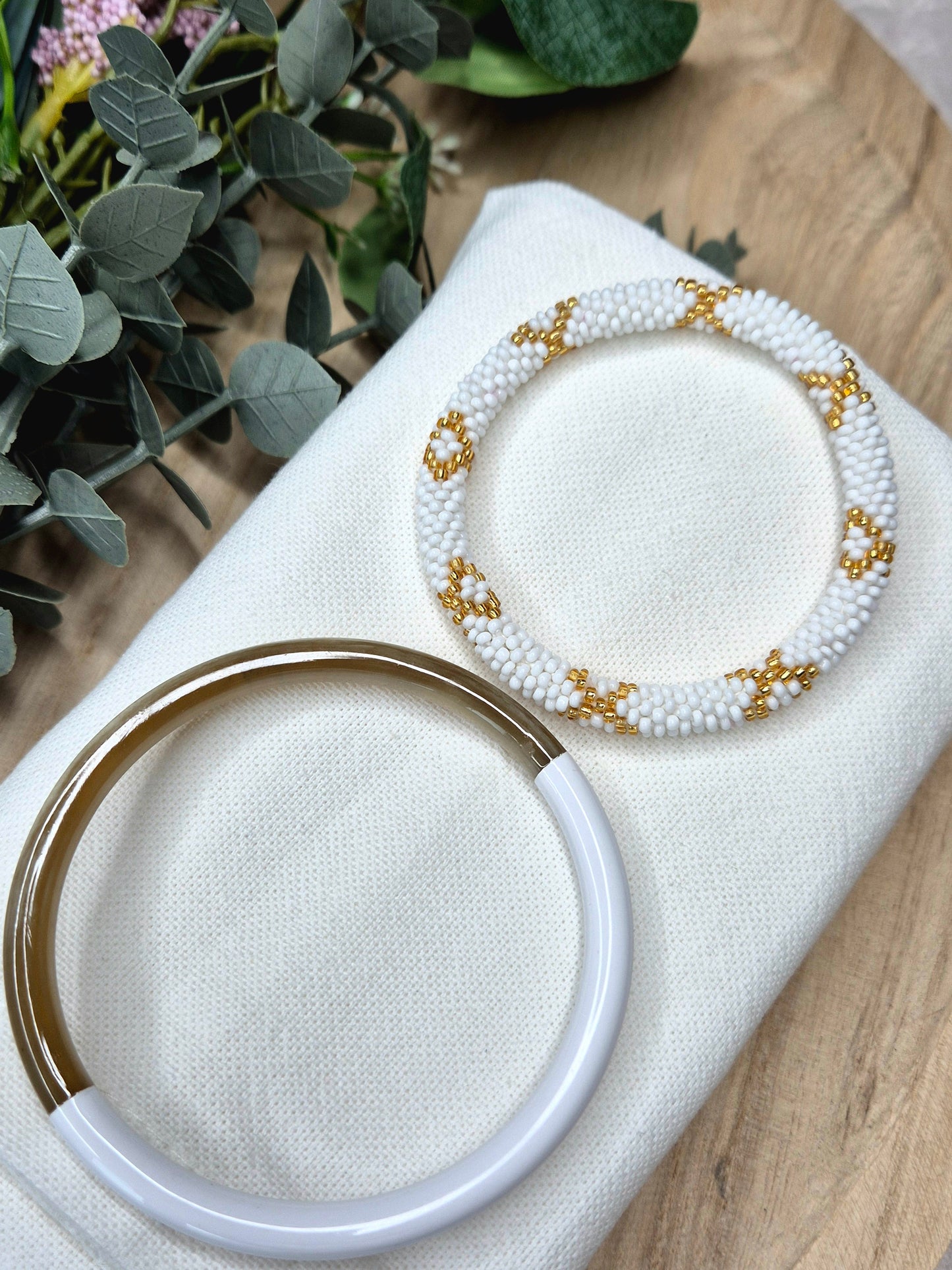 Weißes Nepal-Armband aus Büffelhorn, handgemacht, Geschenkidee von Malohana