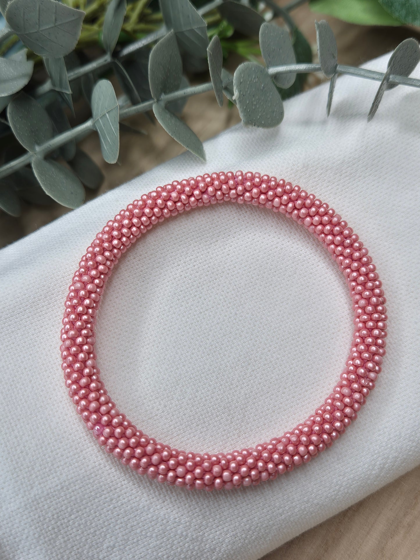 Detailansicht: Nepalesisches Armband in Rosa, handgefertigtes Accessoire, Symbol für Dankbarkeit, Malohana
