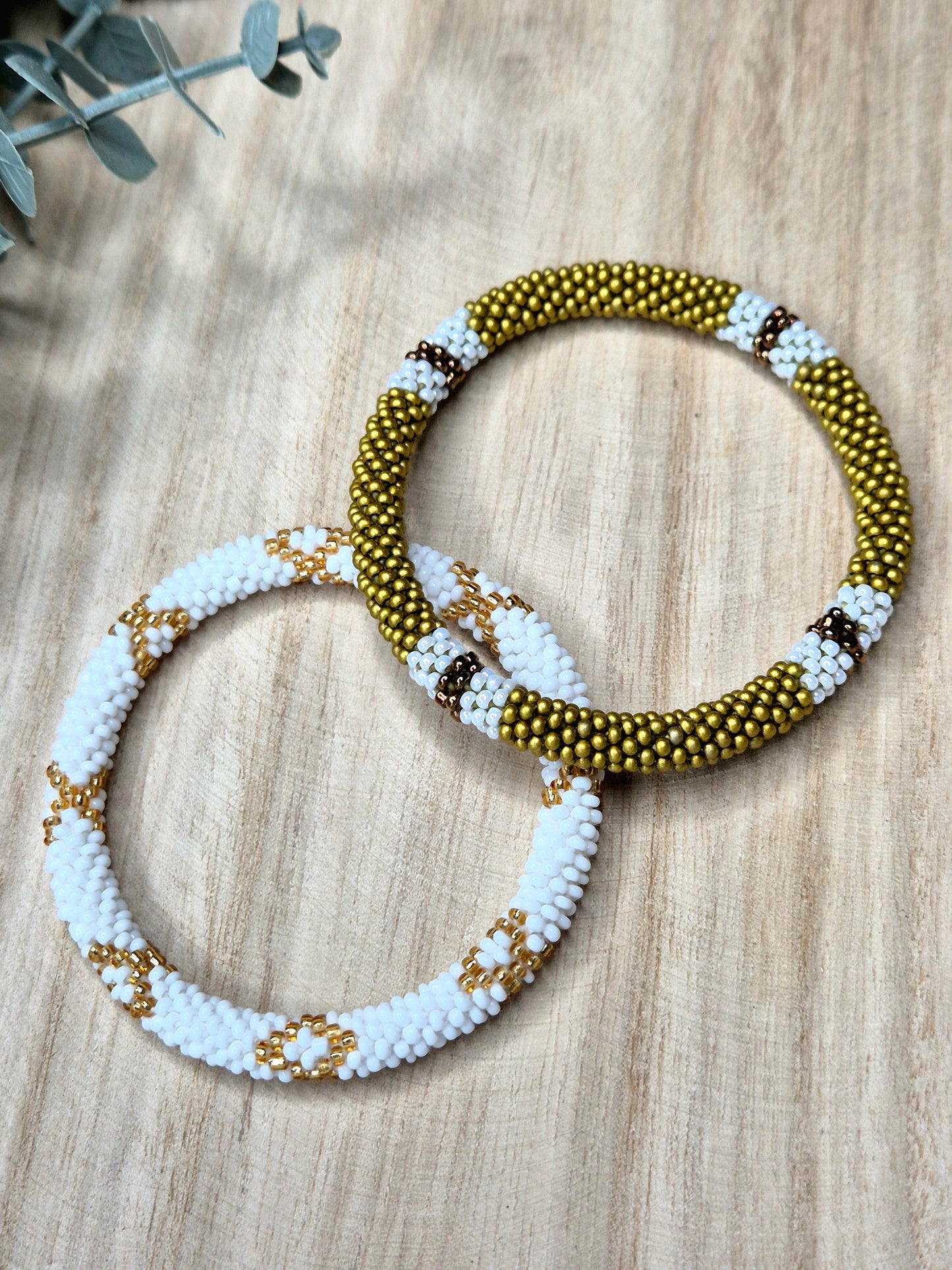 Nepalesisches Armband in Gold/Weiß/Braun, traditionell gefertigt, Unikat für Achtsamkeit und Dankbarkeit, Malohana