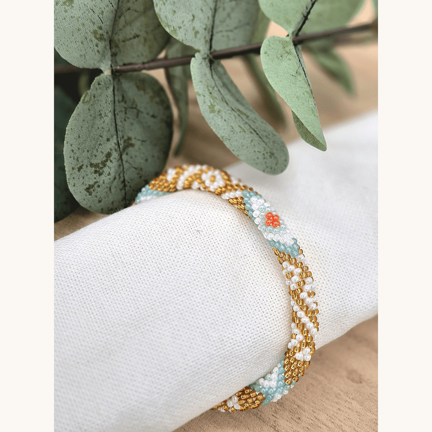 Nepalesisches Armband – Gold Weiß Rot Minze Salbei