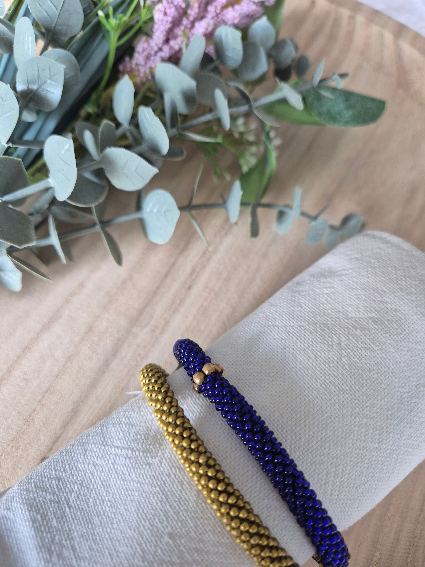 Nepal-Armband in Gold, liebevoll gefertigt, nachhaltiges Geschenk, Kollektion Mahalo von Malohana