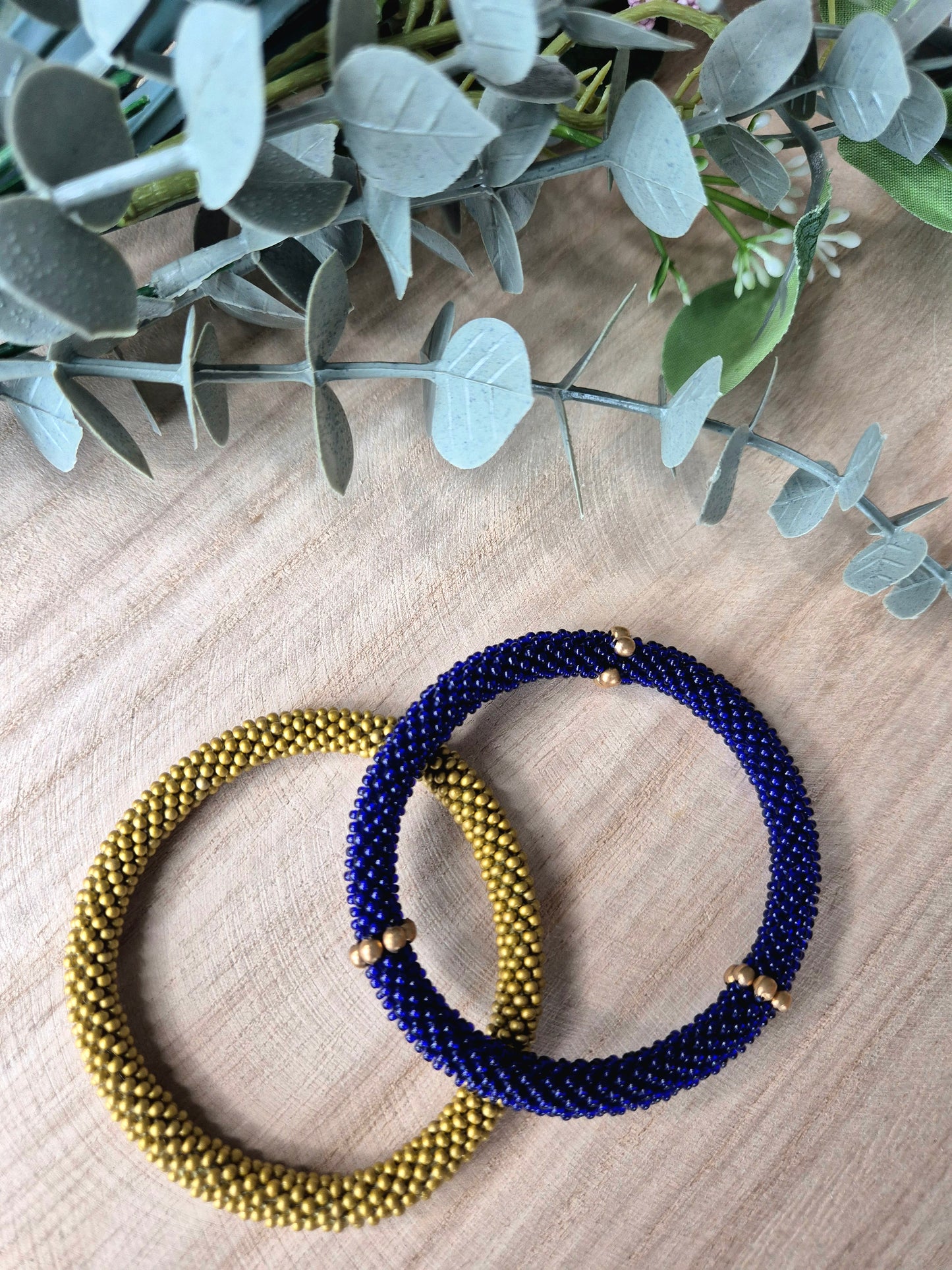 Detailansicht: Nepalesisches Armband in Gold, handgefertigtes Accessoire, Symbol für Dankbarkeit, Malohana