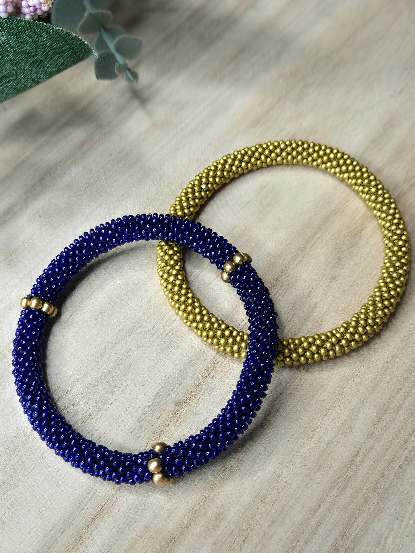 Nepalesisches Armband in Gold, traditionell gefertigt, individuelles Schmuckstück für Achtsamkeit, Malohana