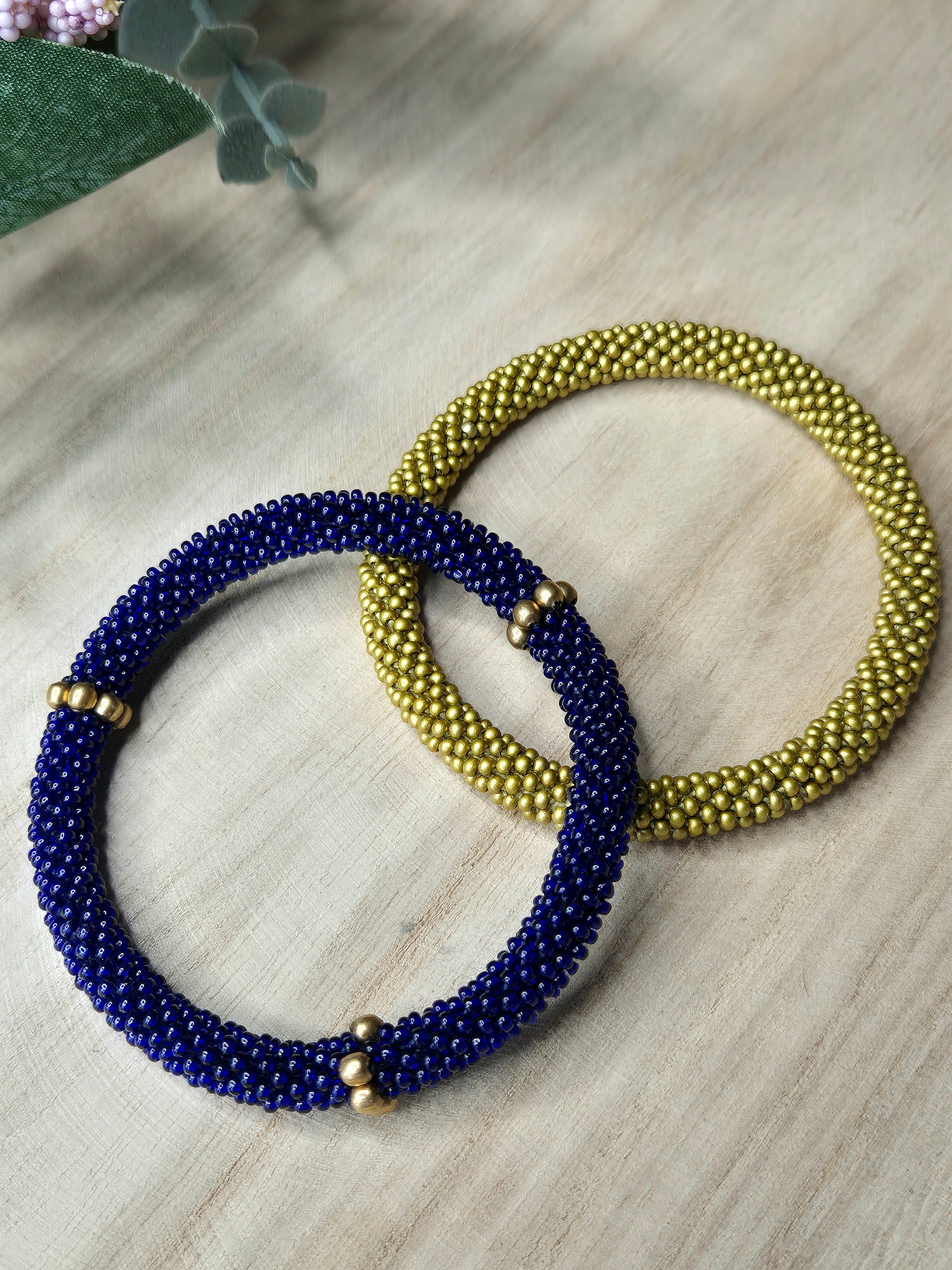 Nepalesisches Armband in Gold, traditionell gefertigt, individuelles Schmuckstück für Achtsamkeit, Malohana