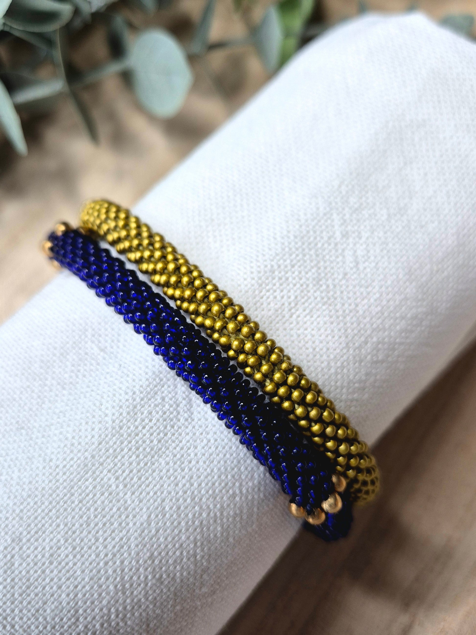 Nepalesisches Armband in Gold, handgemacht, nachhaltiges Geschenk, Kollektion Mahalo von Malohana