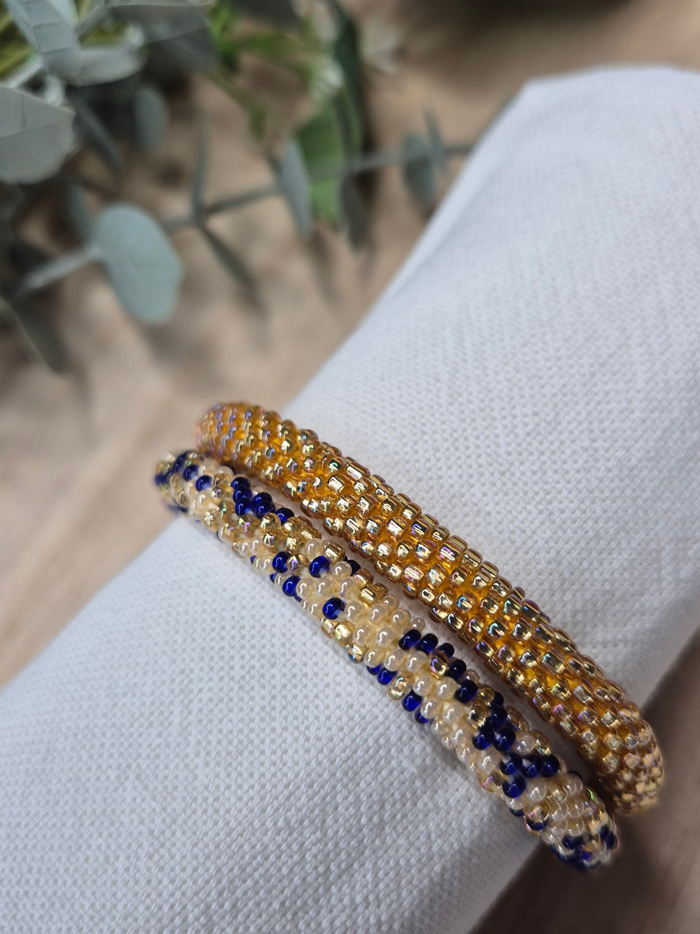 Detailansicht: Nepalesisches Armband in Blau/Gold, handgefertigtes Accessoire, Symbol für Dankbarkeit, Malohana