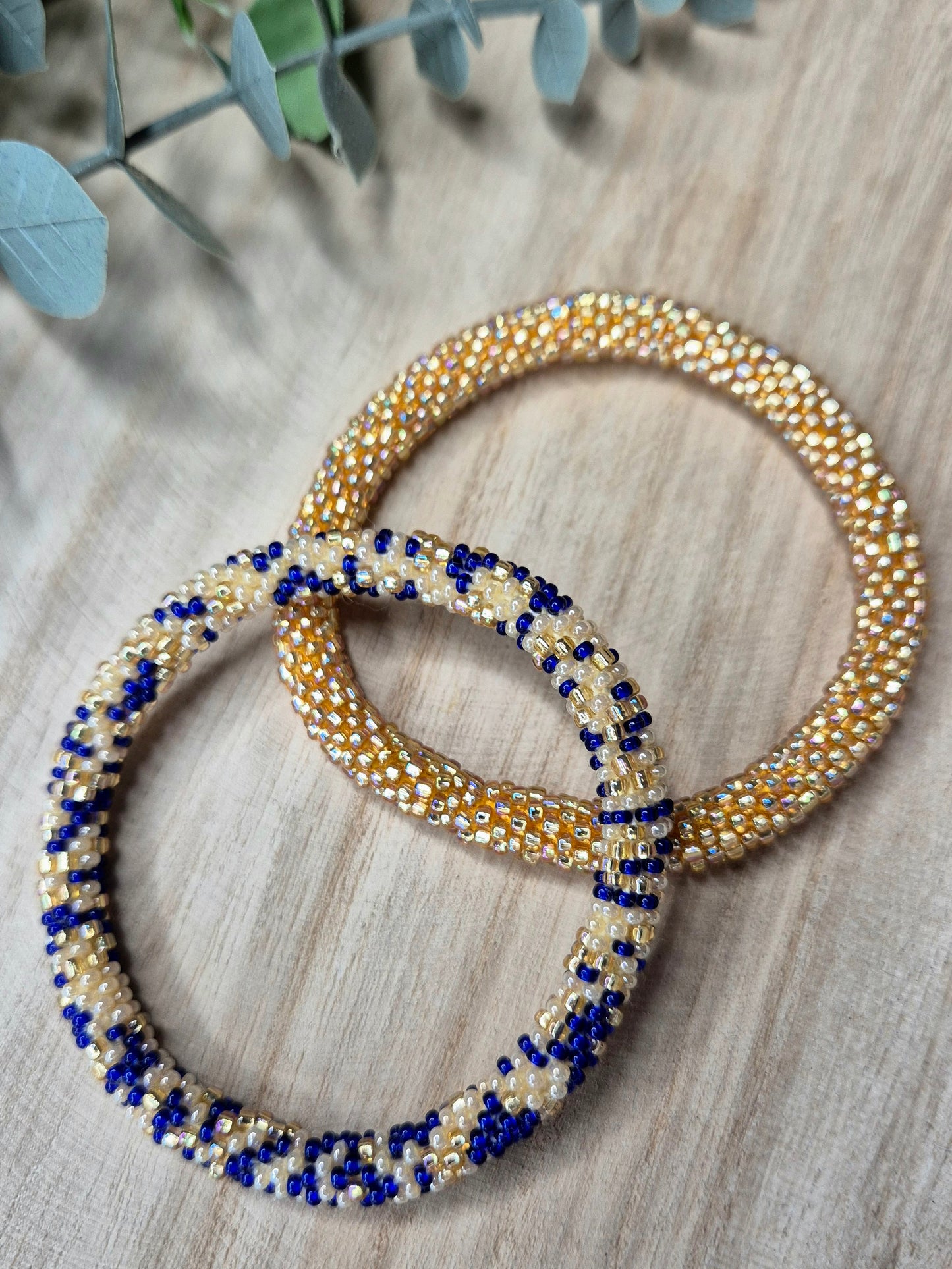 Nepalesisches Armband in Blau/Gold, traditionell gefertigt, individuelles Schmuckstück für Achtsamkeit, Malohana