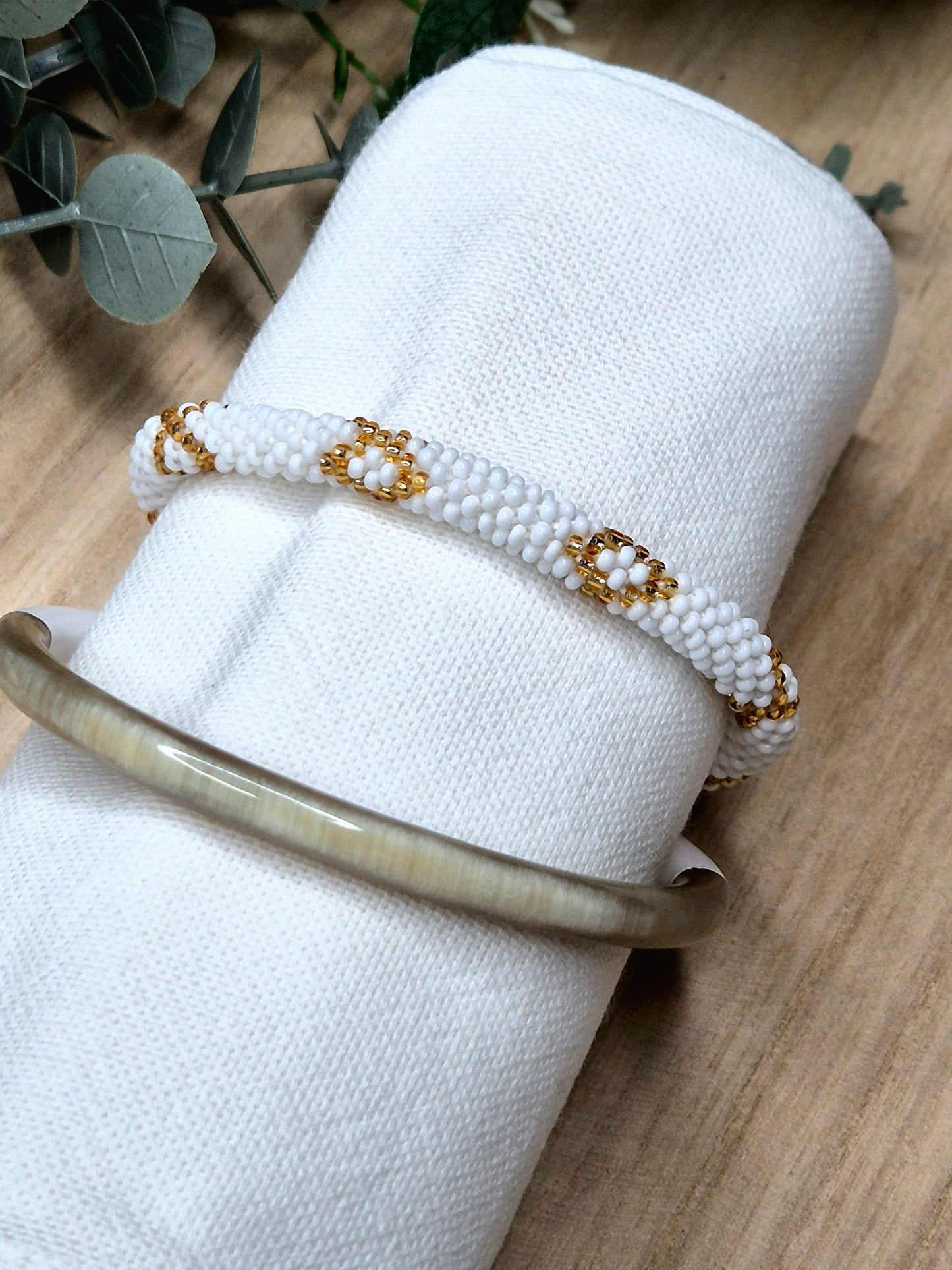 Gold-weißes Nepal-Armband, liebevoll gefertigt, nachhaltiges Geschenk, inspiriert von Aloha und Mahalo