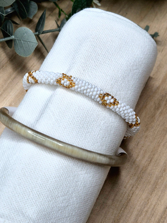 Gold-weißes Nepal-Armband, liebevoll gefertigt, nachhaltiges Geschenk, inspiriert von Aloha und Mahalo