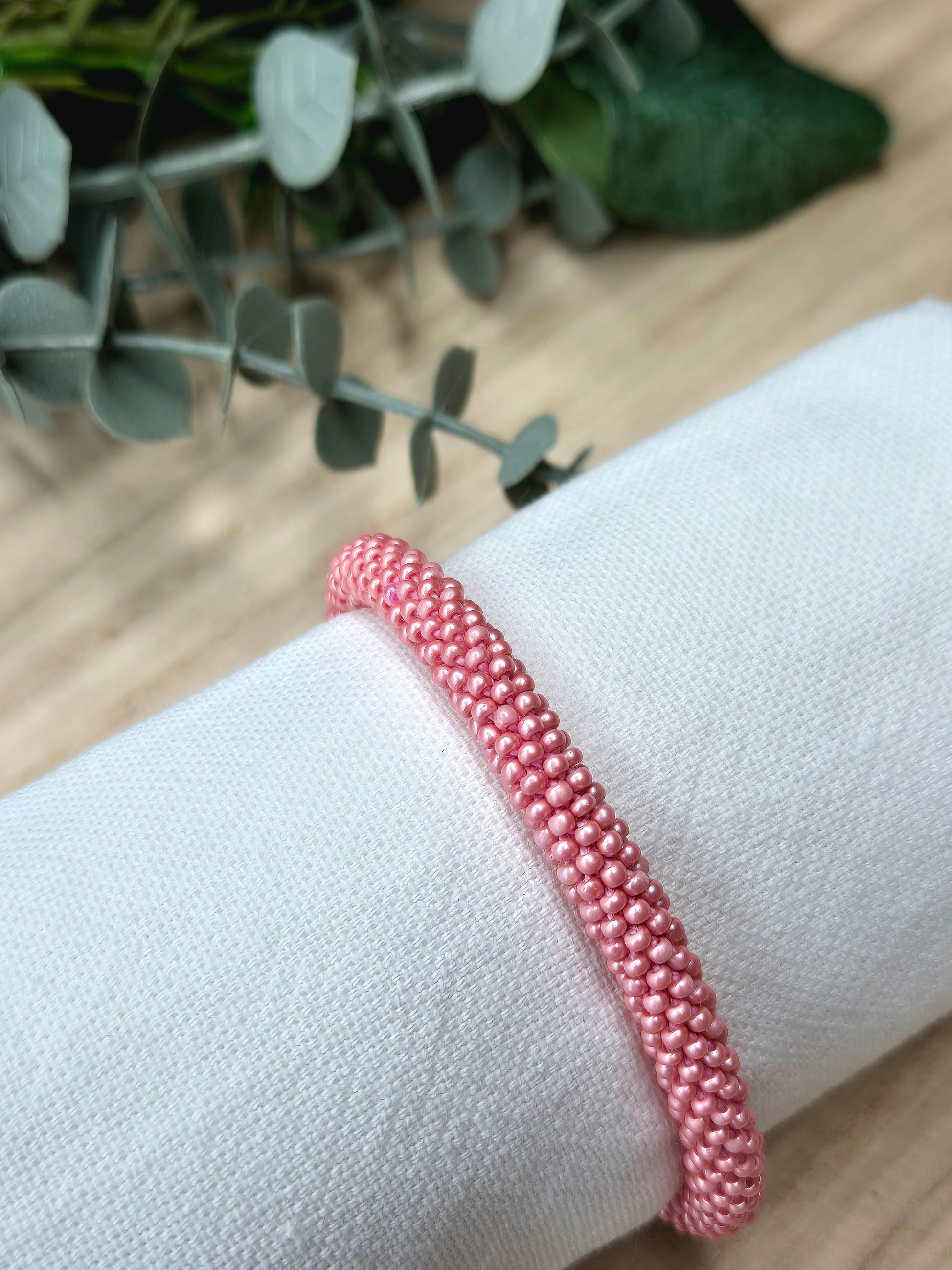 Nepal-Armband in Rosa, liebevoll gefertigt, nachhaltiges Geschenk, Kollektion Mahalo von Malohana