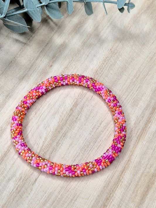 Nepal-Armband in Rosa/Rot/Gold, liebevoll gefertigt, nachhaltiges Geschenk, Kollektion Mahalo von Malohana