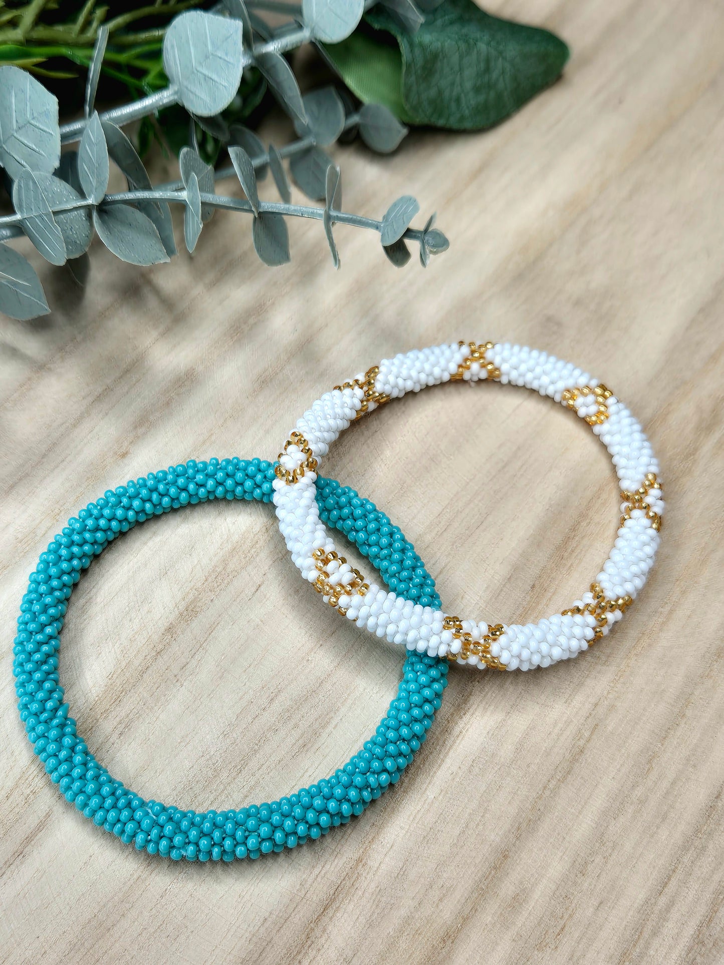Detailaufnahme: Nepalesisches Armband in Gold/Weiß, Unikat aus Handarbeit