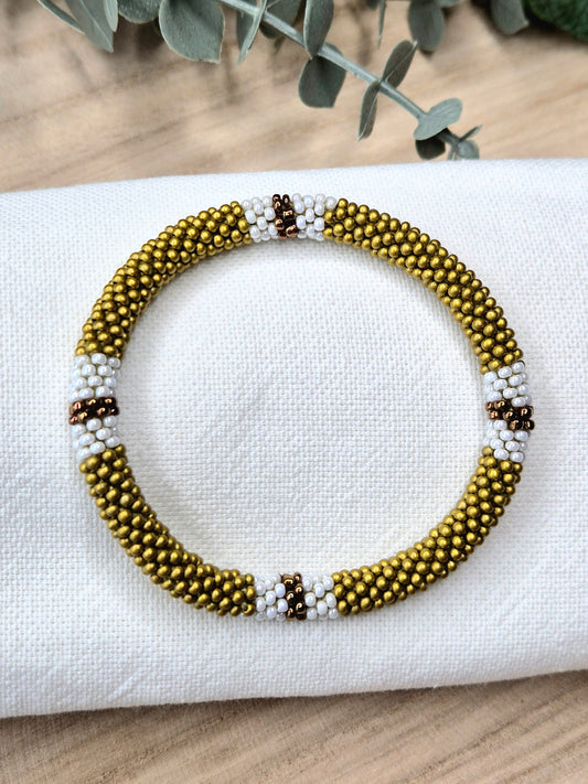 Nepal-Armband in Gold/Weiß/Braun, liebevoll gefertigt, nachhaltiges Geschenk, Kollektion Mahalo von Malohana