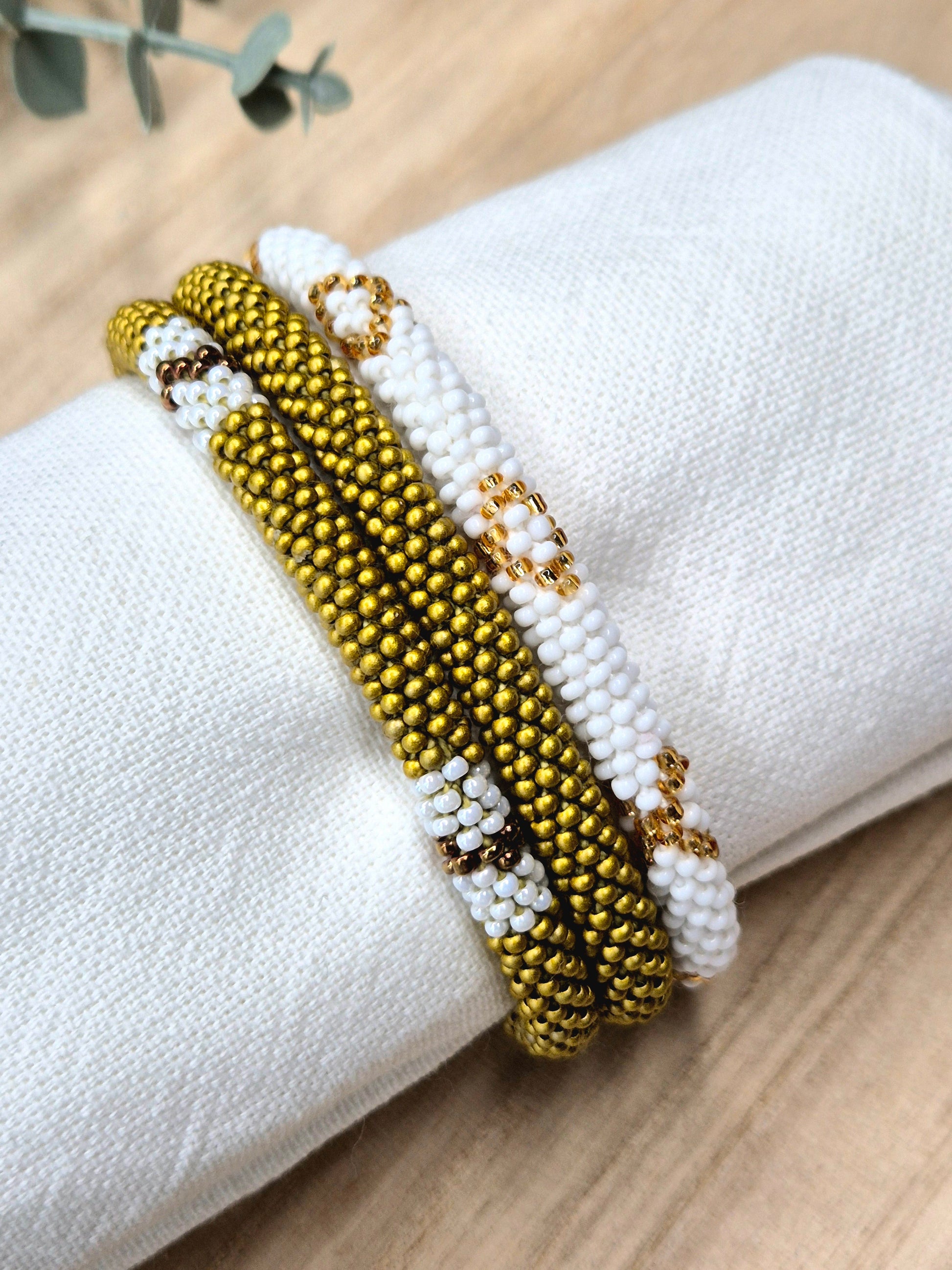 Nepal-Armband in Gold, Makroaufnahme, Unikat aus der Mahalo-Kollektion, Malohana