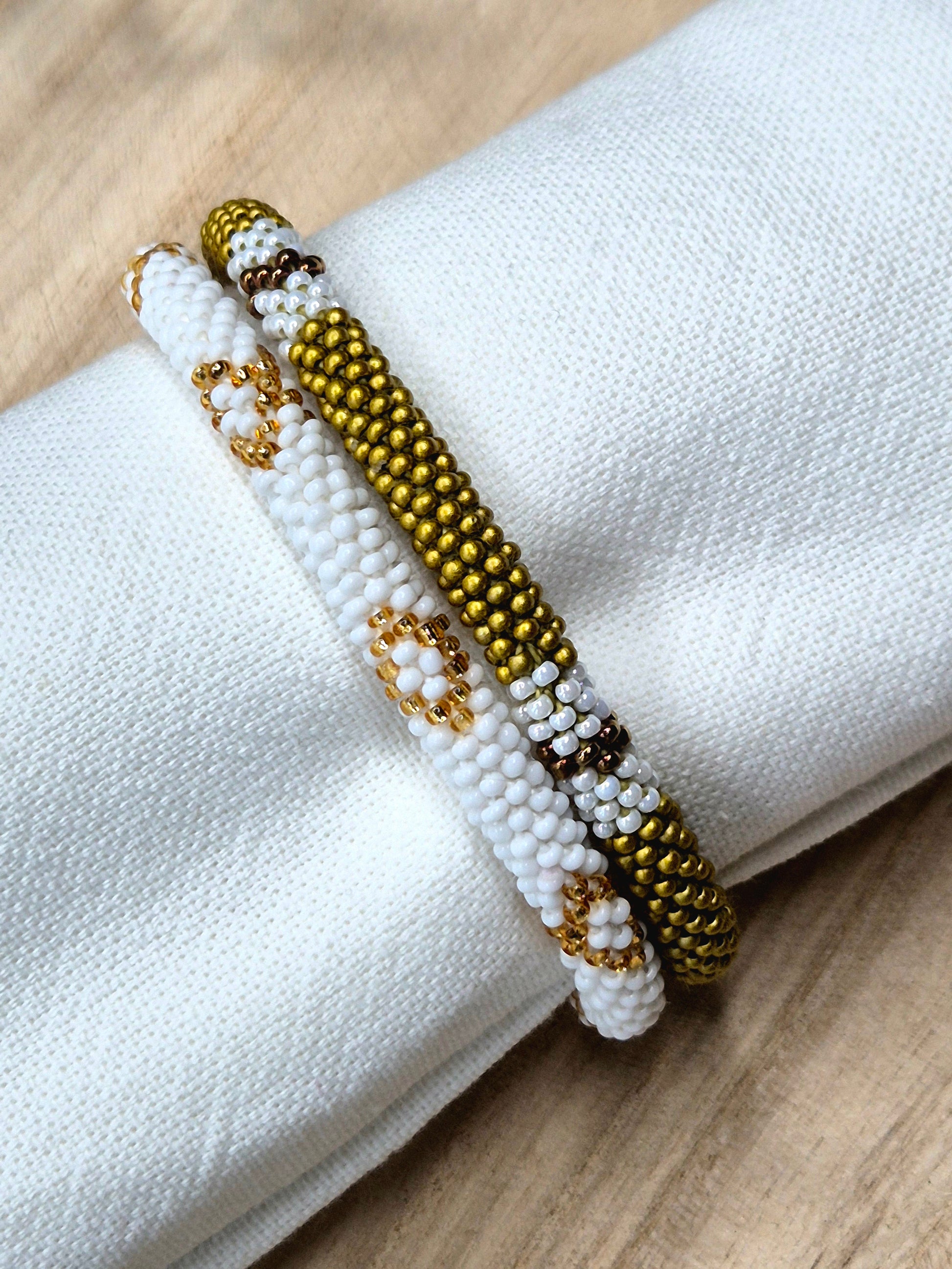 Nepal-Armband Gold/Weiß, nachhaltiges Geschenk, inspiriert von hawaiianischer Lebensfreude
