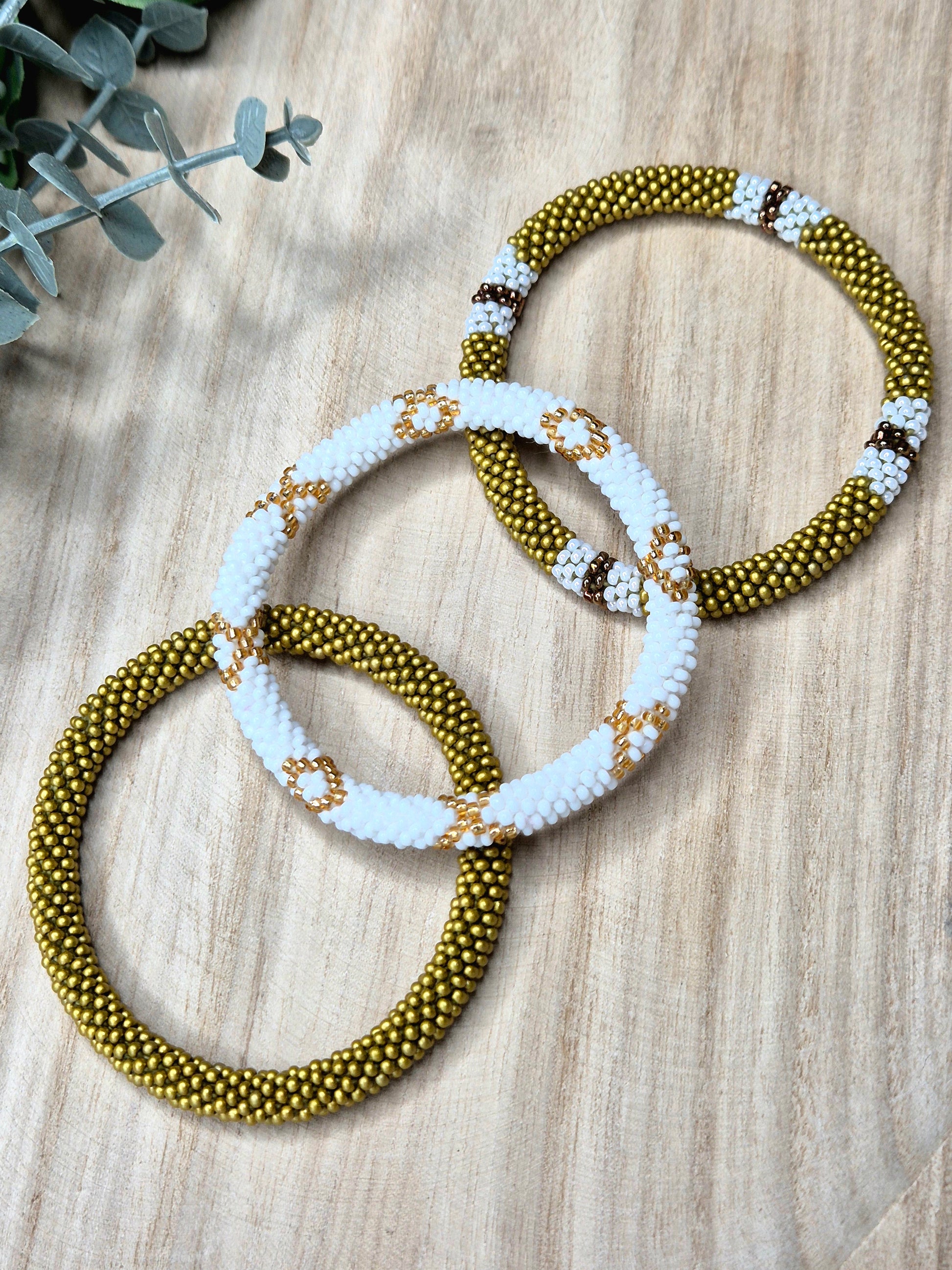 Nepalesisches Armband in Gold, handgefertigtes Accessoire, Symbol für Verbundenheit, Malohana