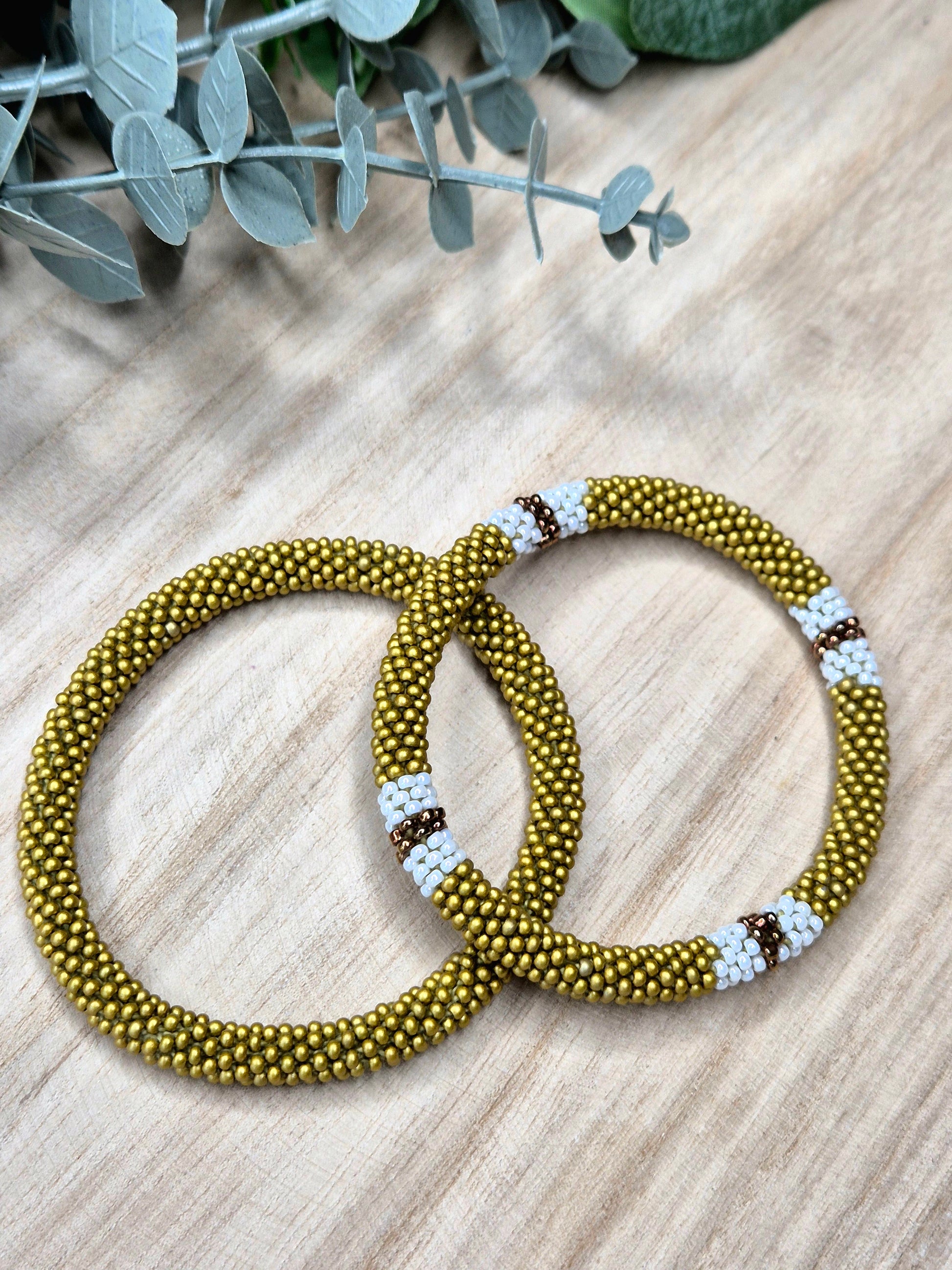 Nepal-Armband in Gold, liebevoll gestaltet, nachhaltiges Geschenk, Malohana
