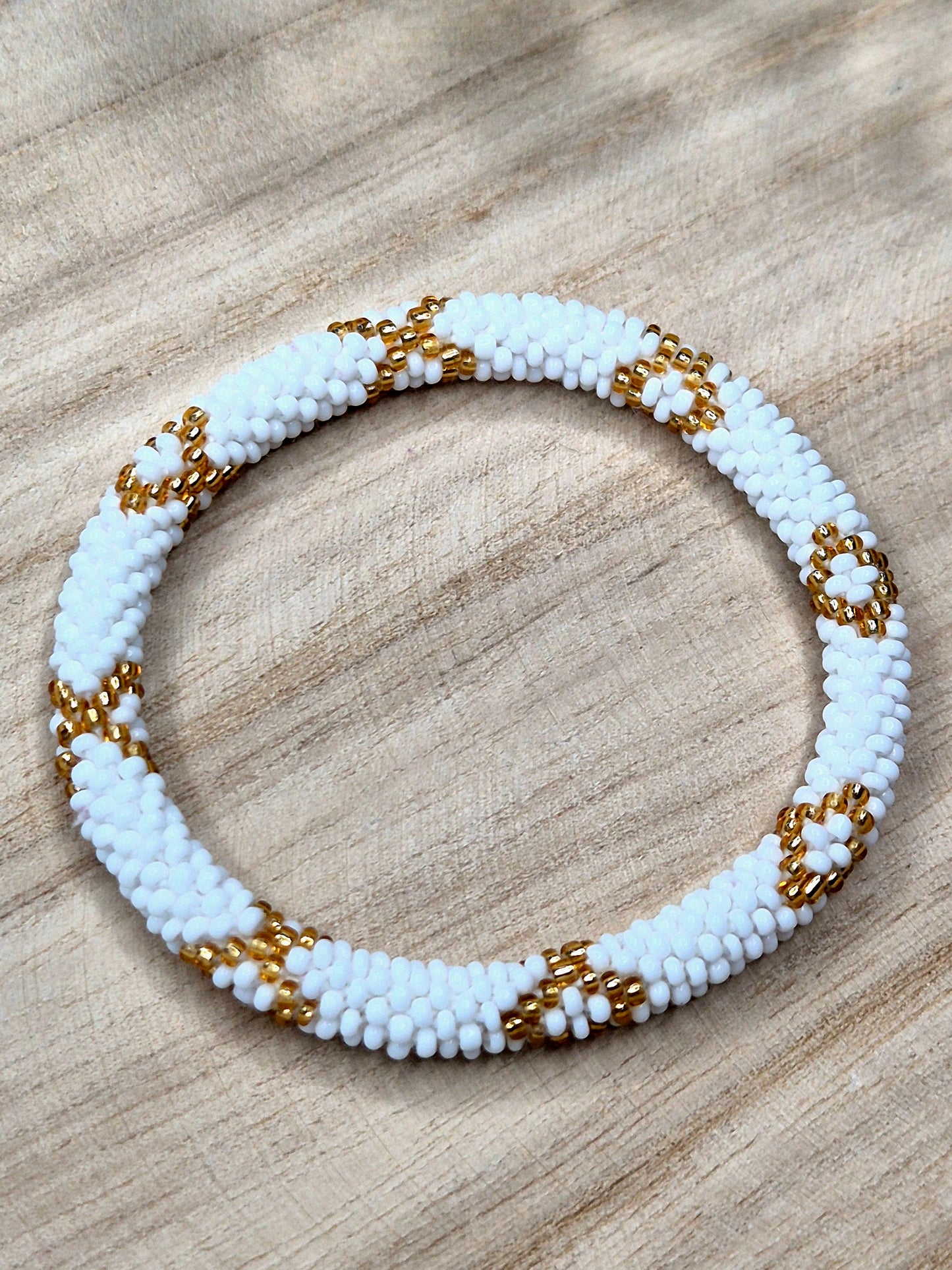 Nepalesisches Armband Gold/Weiß, handgemacht, liebevolles Accessoire von Malohana