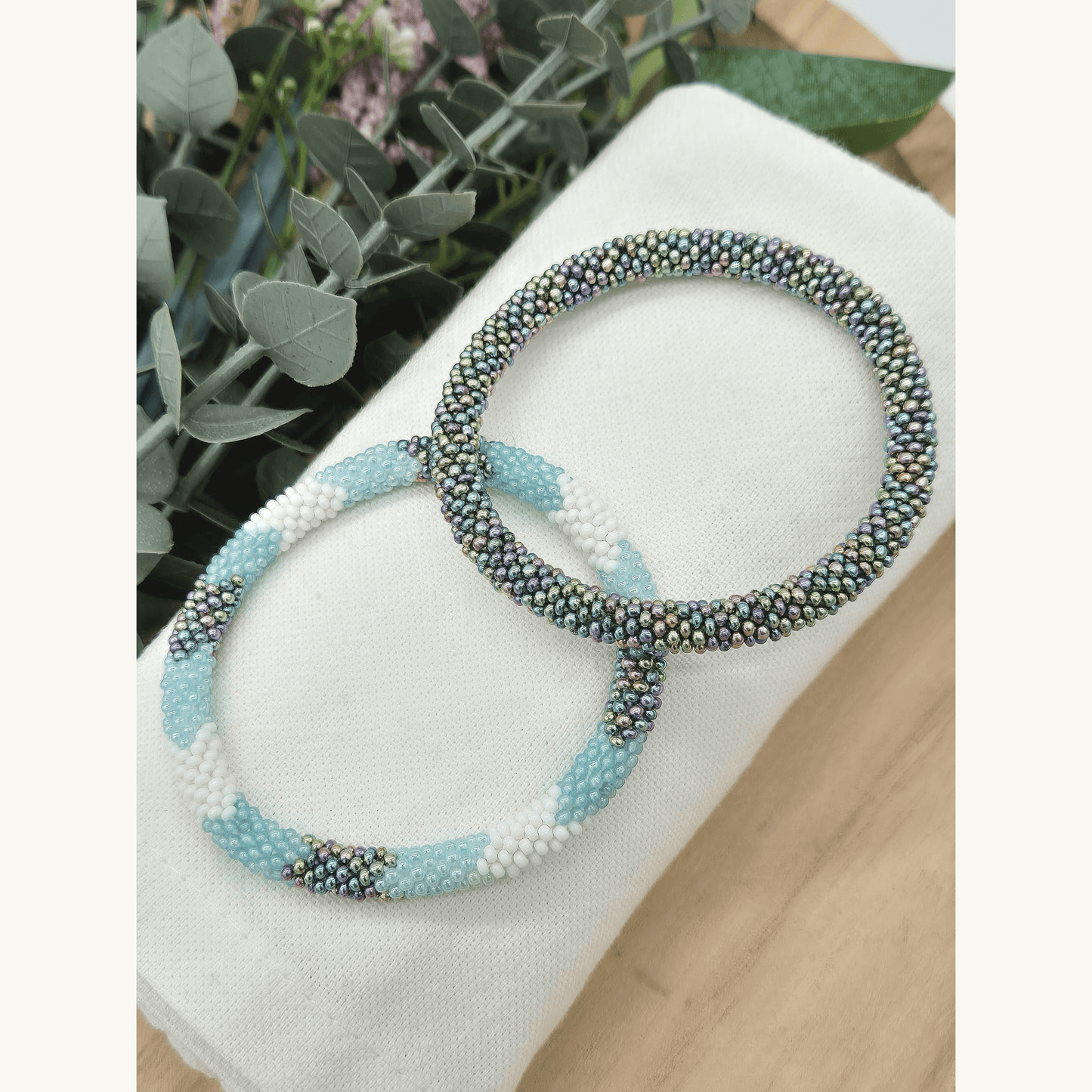 Nepalesisches Armband DUO – Hellblau, Weiss & Bunt