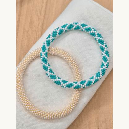 Kleiner Begleiter – Armband in Weiß & Türkis