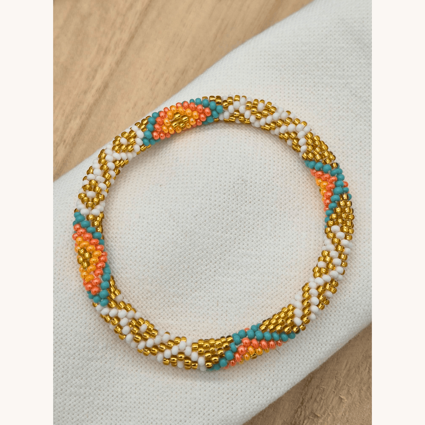 Nepalesisches Armband – Gold, Weiss, Tuerkis