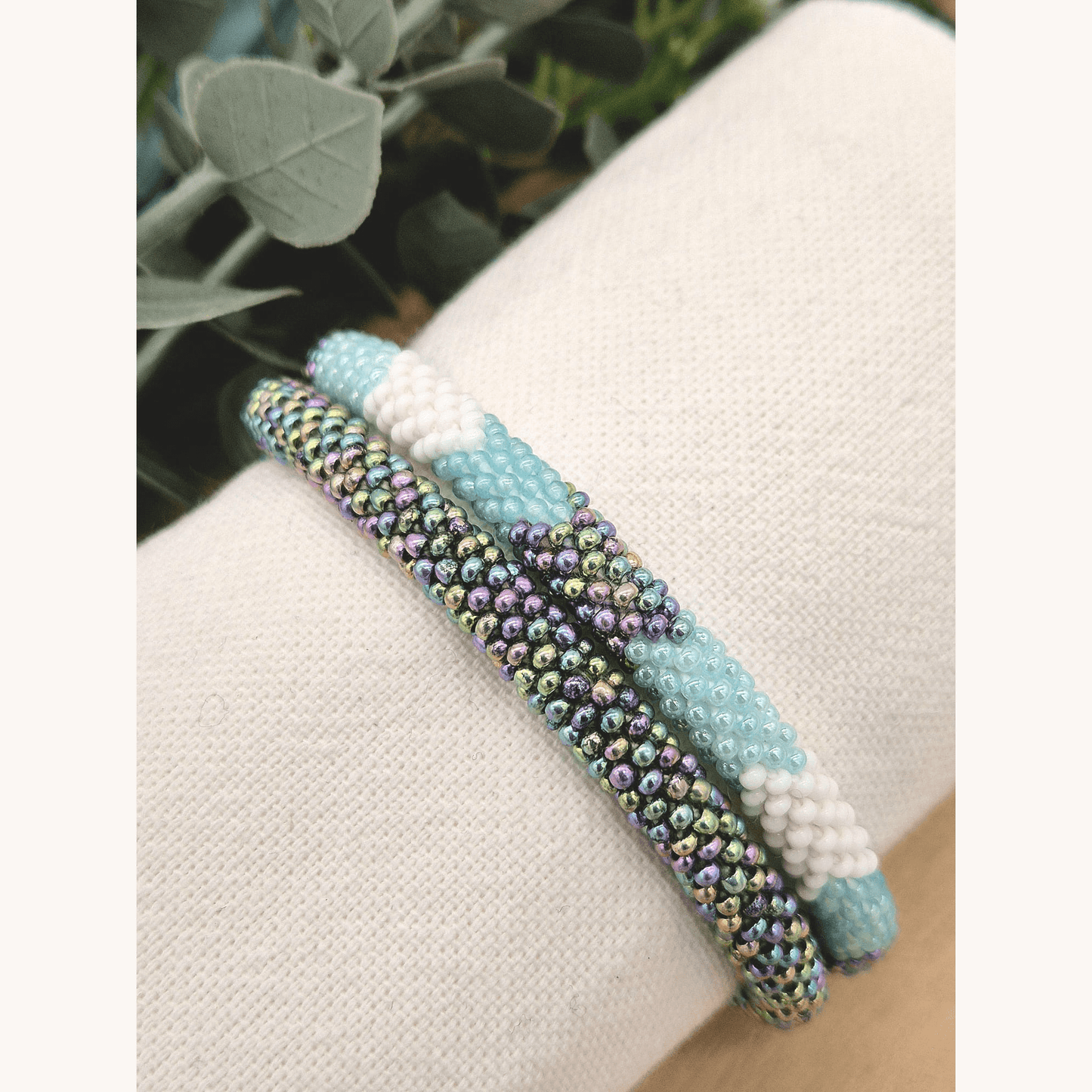 Nepalesisches Armband DUO – Hellblau, Weiss & Bunt