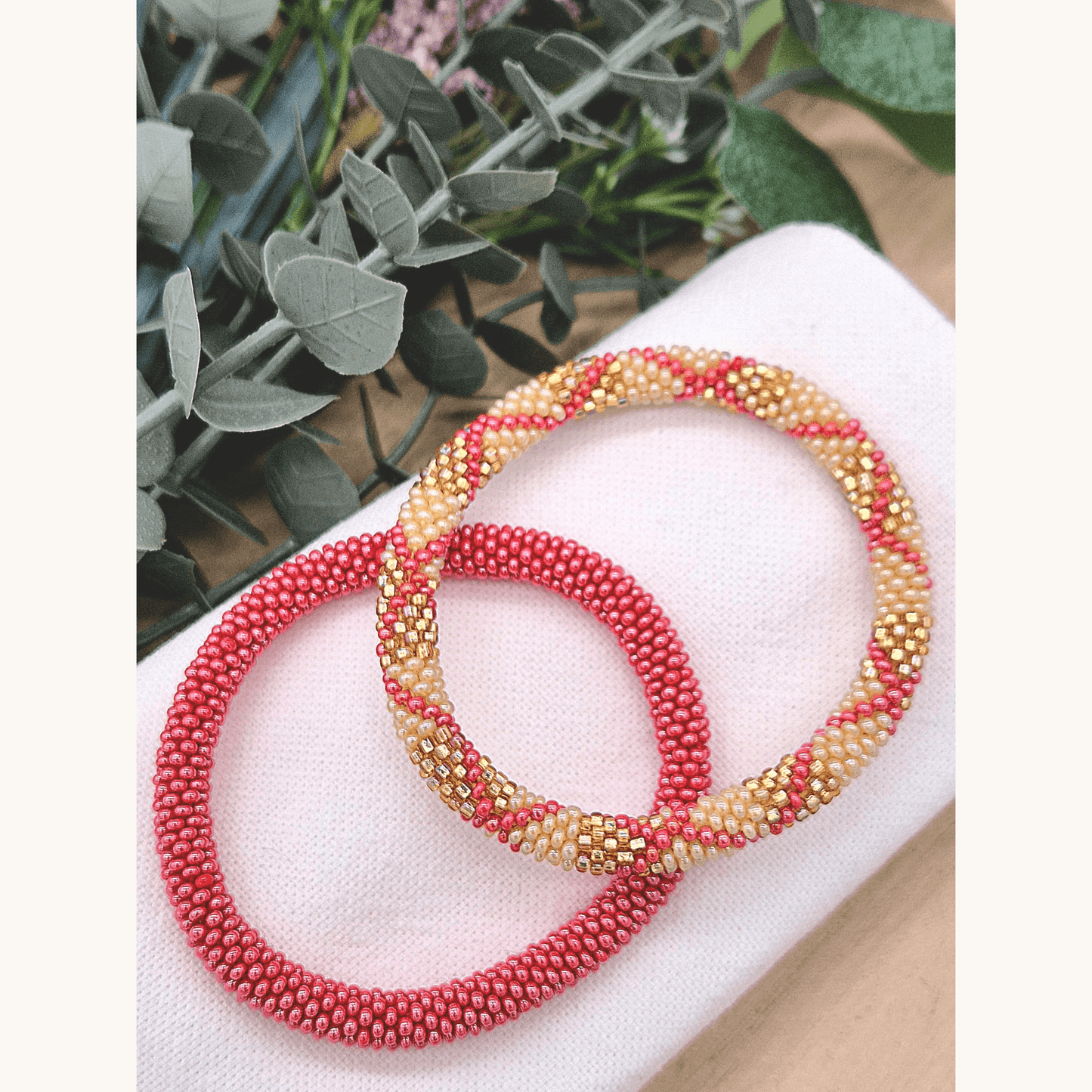 Nepalesisches Armband DUO – Creme, Gold & Rosa-Koralle