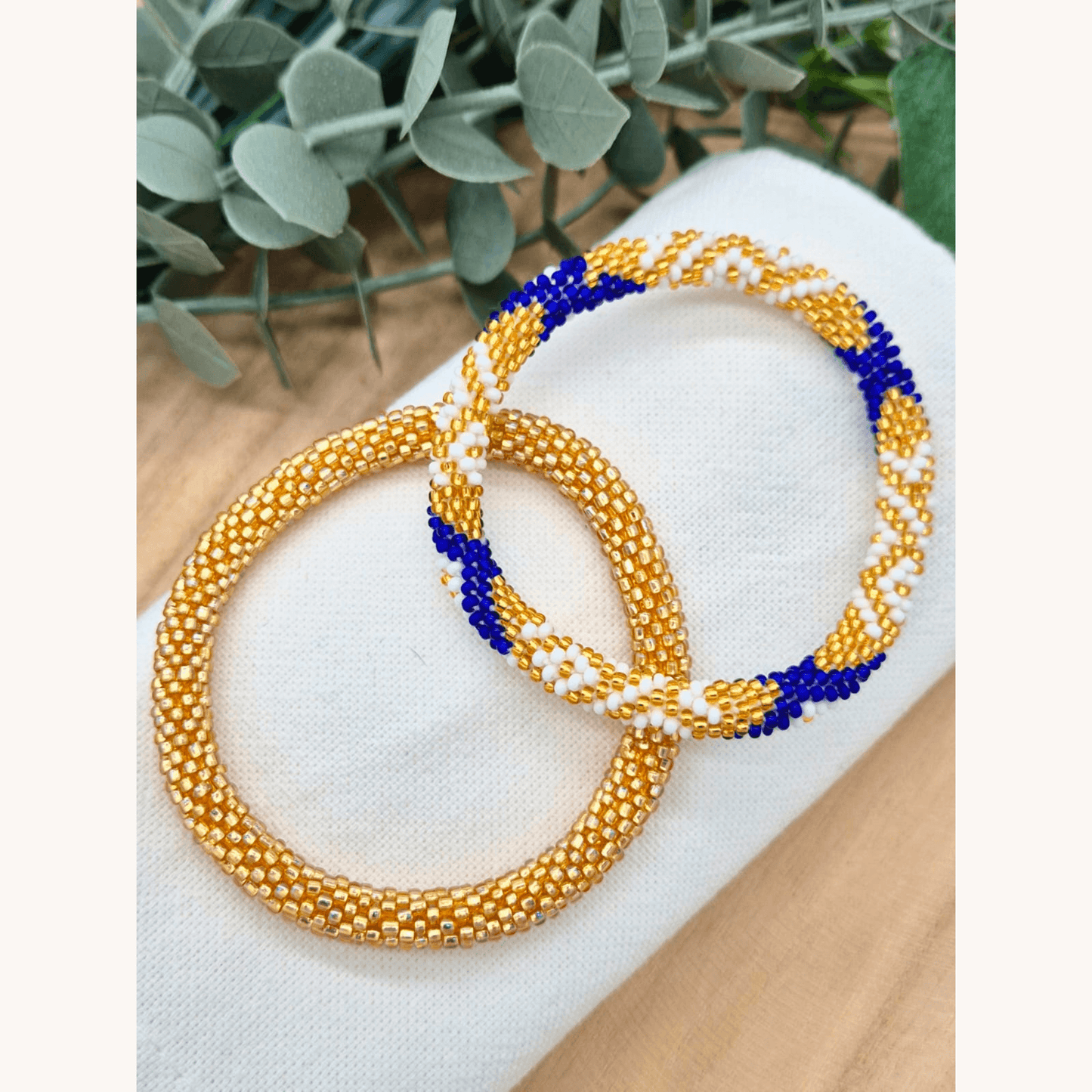 Nepalesisches Armband – Gold, Weiss, Blau