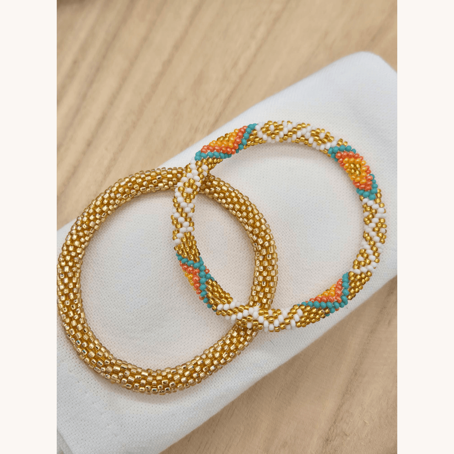 Nepalesisches Armband – Gold, Weiss, Tuerkis