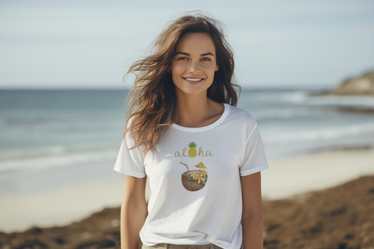 Frau am Strand im Aloha Shirt mit Kokosnuss & Ananas, tropisches Sommer-Feeling, Malohana