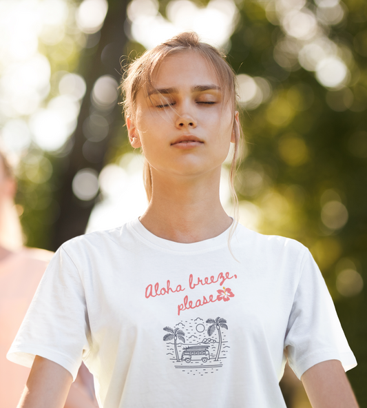 Frau macht Yoga im Aloha Breeze Shirt, Surfer-Vibes, Sommer-Feeling, nachhaltige Mode von Malohana