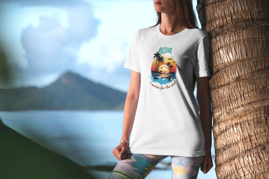 Frau lehnt an Palme im Aloha Sunrise Shirt, Sonnenaufgang-Motiv, tropische Hawaii-Vibes, Malohana