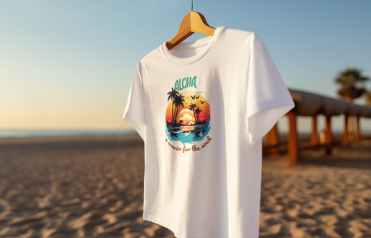 Aloha Sunrise Shirt hängend am Strand, T-Shirt mit Sonnenaufgang, Hawaii-Flair, Malohana