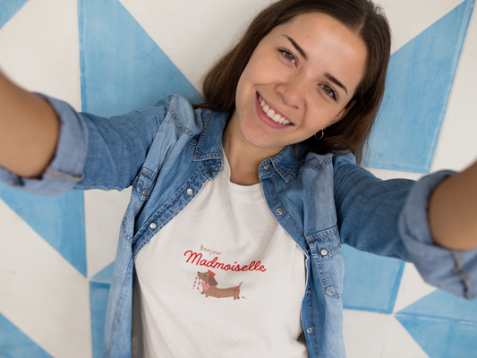 Frau macht Selfie im Bonjour Mademoiselle Dackel-Shirt, verspieltes Design, Malohana