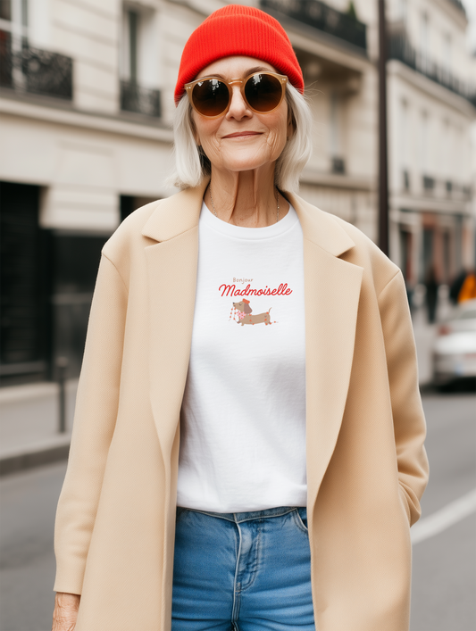 Frau mit roter Mütze trägt Bonjour Mademoiselle Dackel-Shirt, französischer Charme, Malohana