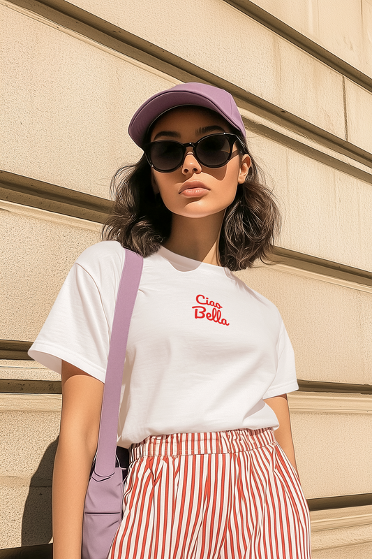 Frau mit Tasche und Sonnenbrille trägt Ciao Bella Shirt, stilvoller italienischer Sommer-Look, Malohana