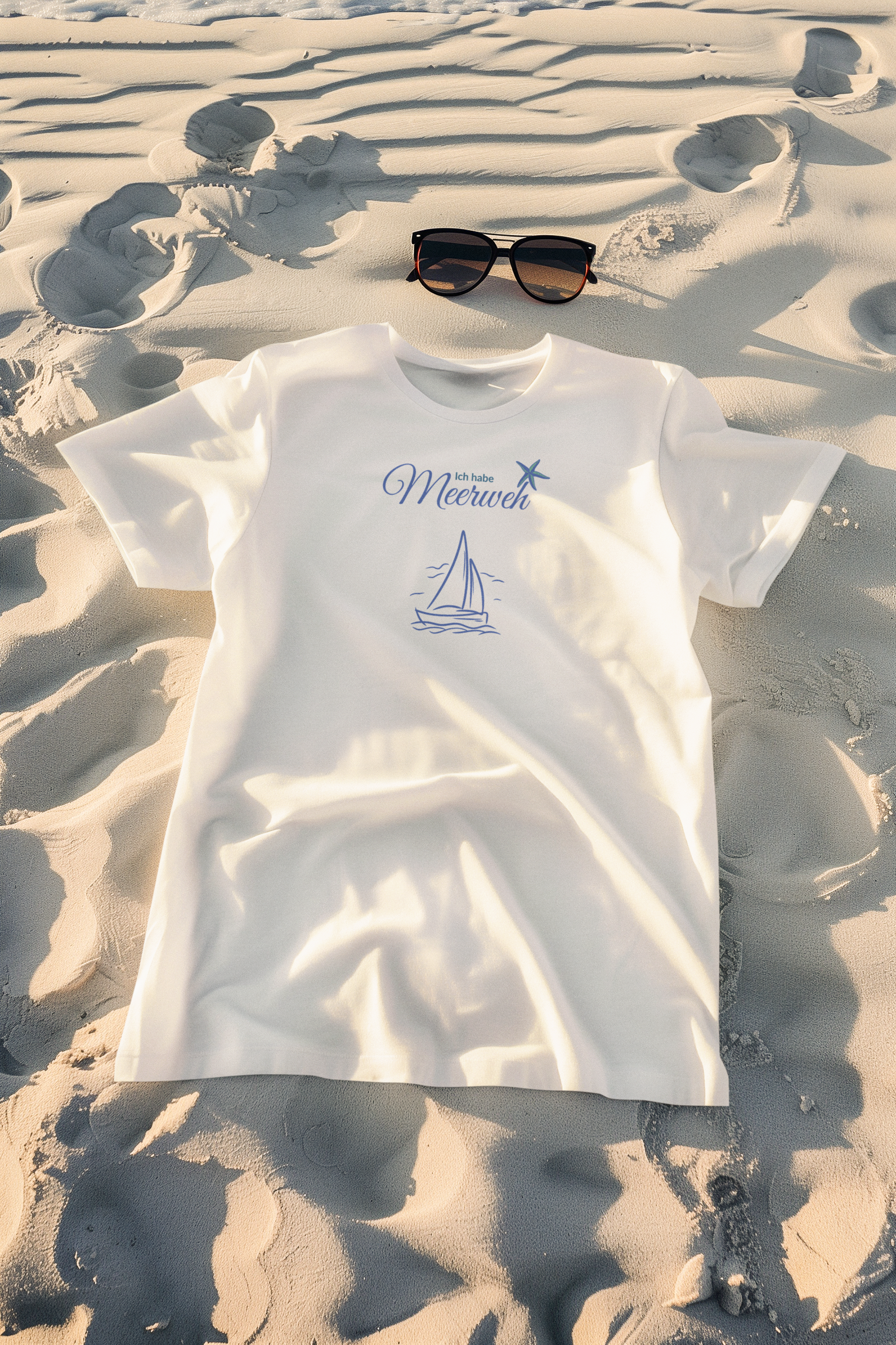 „Meerweh“ Shirt mit Segelmotiv liegt im Sand, Fernweh & Sommerfeeling, Malohana