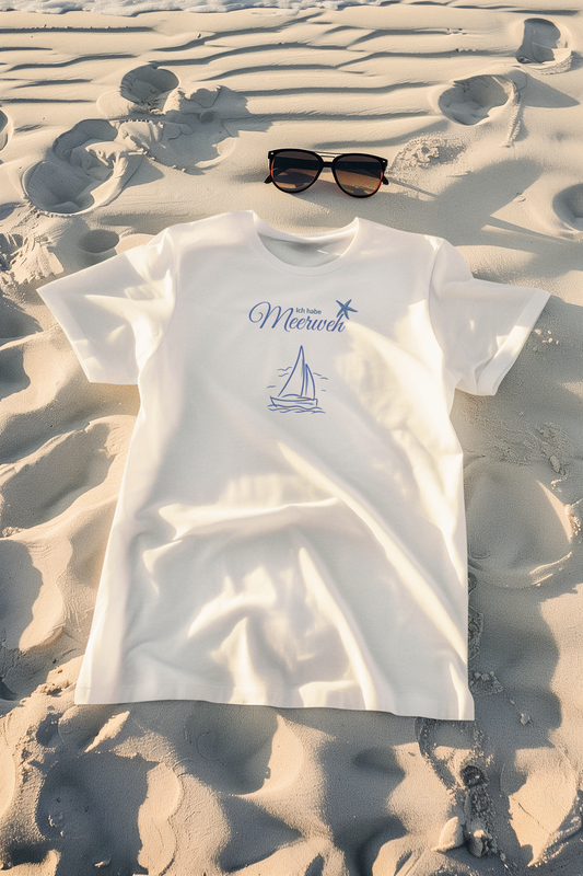 „Meerweh“ Shirt mit Segelmotiv liegt im Sand, Fernweh & Sommerfeeling, Malohana