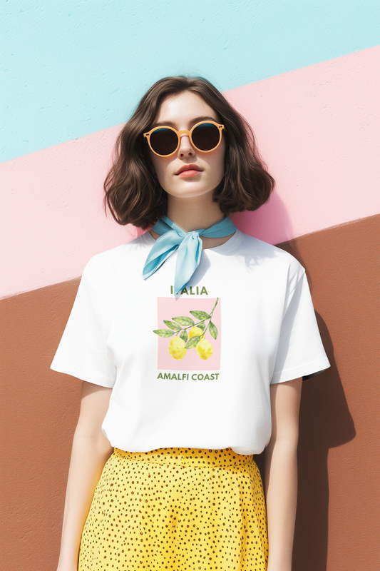 Frau mit Halstuch im Italia Amalfi Coast Zitronen-Shirt, italienisches Lebensgefühl, Sommermode, Malohana