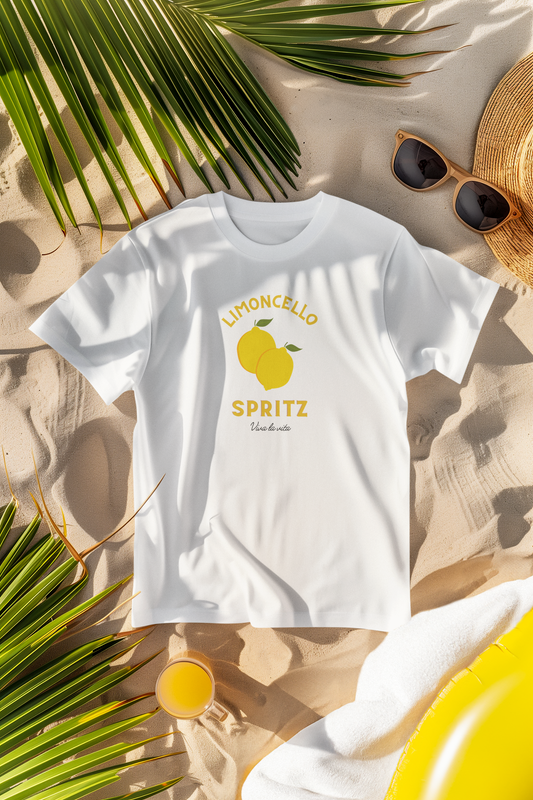 Limoncello Spritz Shirt liegt solo im Sand, italienisches Sommerfeeling, Viva la Vita, Malohana