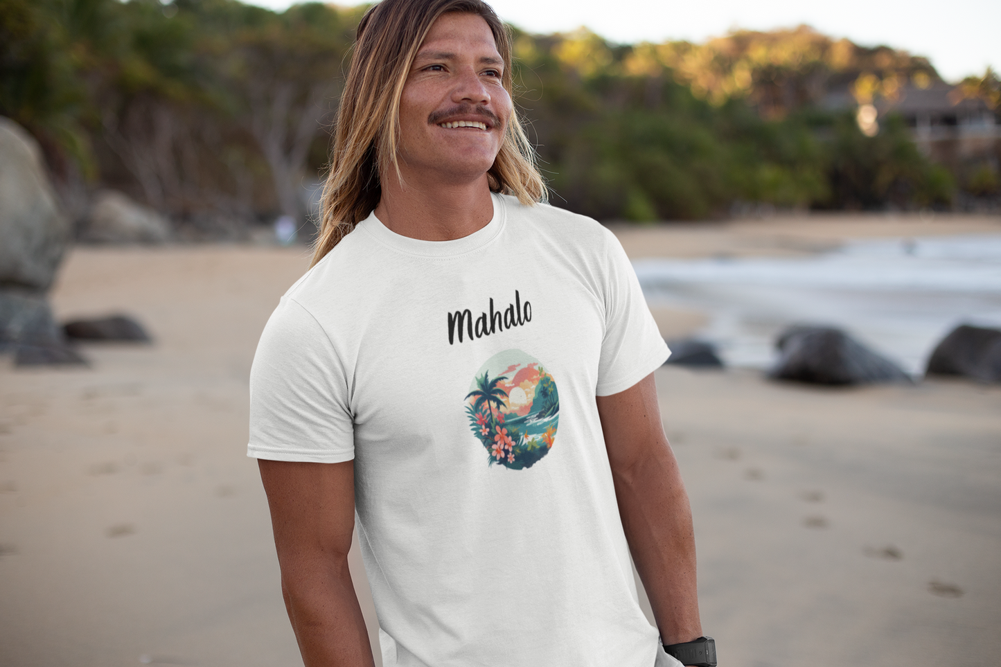 Mann am Strand im Mahalo T-Shirt, Sonnenuntergangs-Motiv, hawaiianische Dankbarkeit, Malohana