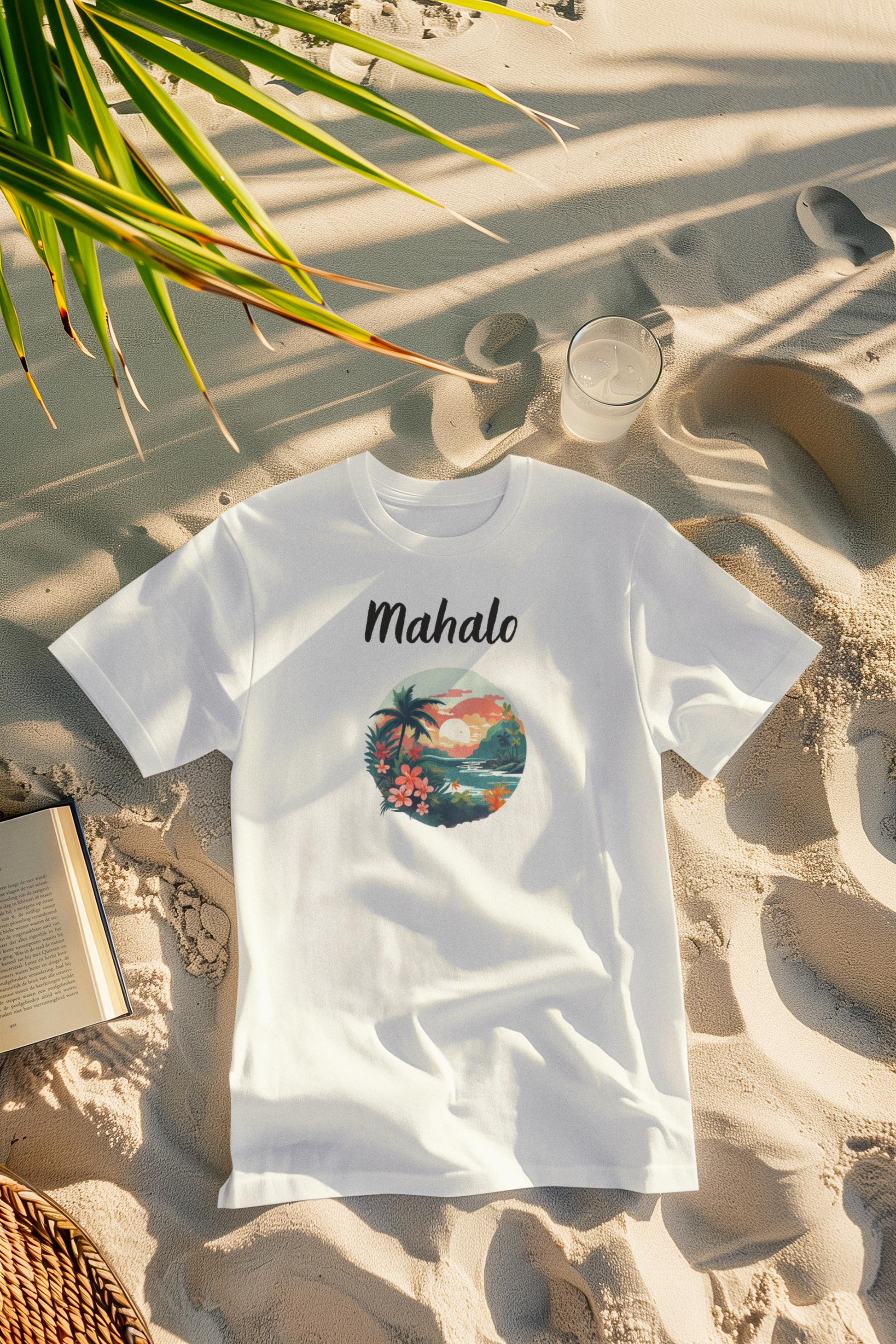Mahalo T-Shirt mit Sonnenuntergangs-Motiv, solo am Strand liegend, Dankbarkeit & Hawaii-Feeling, Malohana