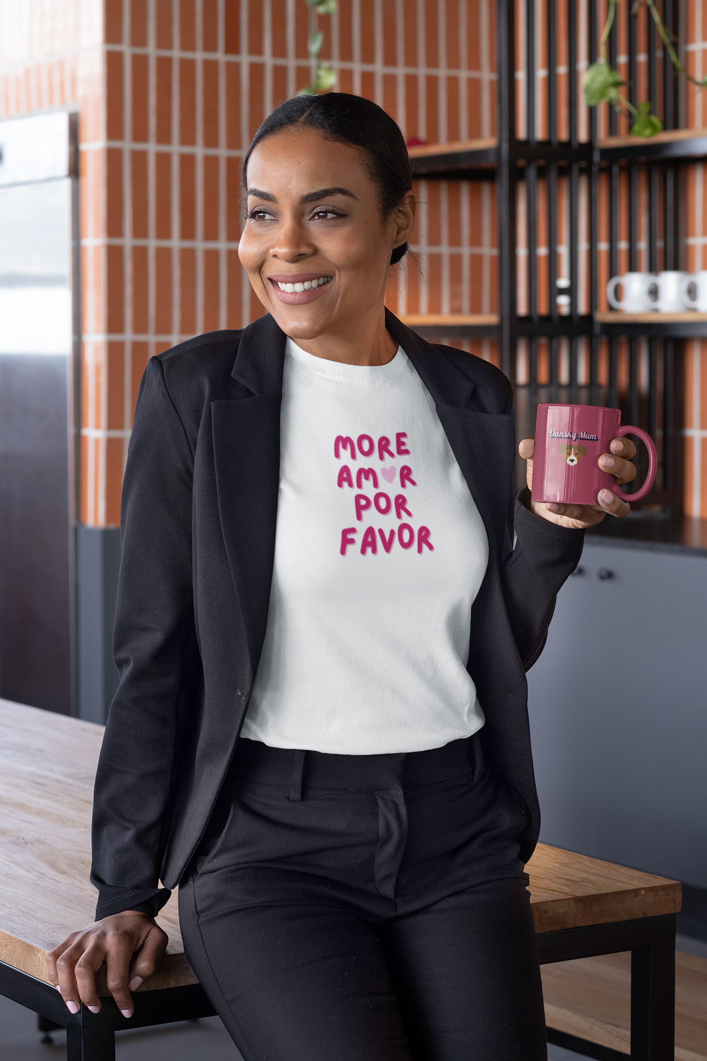 „More Amor, Por Favor“ Shirt mit Blazer und Kaffeetasse, Statement für mehr Liebe, Malohana