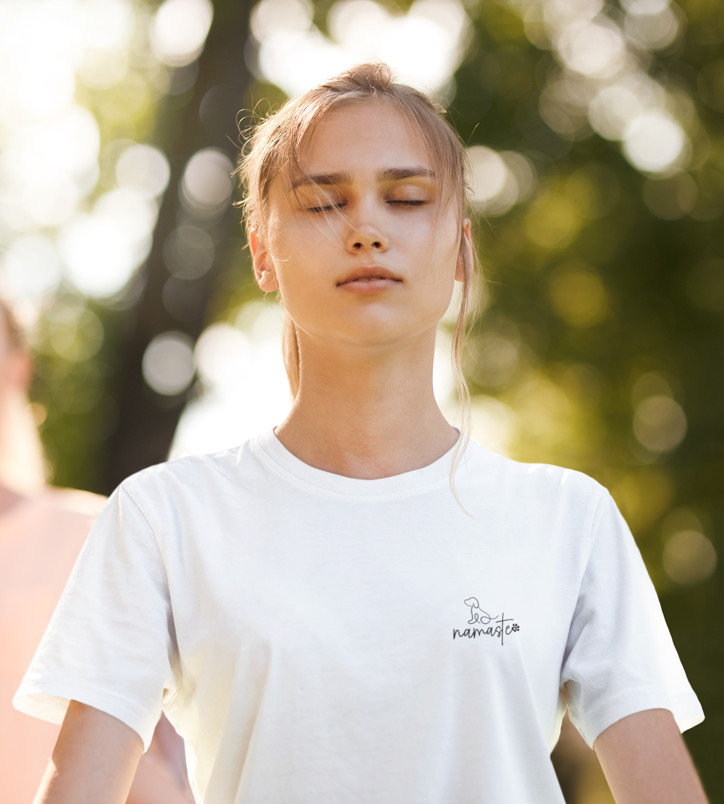 Frau trägt „Namaste Pfote“ Shirt, Achtsamkeit trifft Hundeliebe, Yoga-Feeling, Malohana