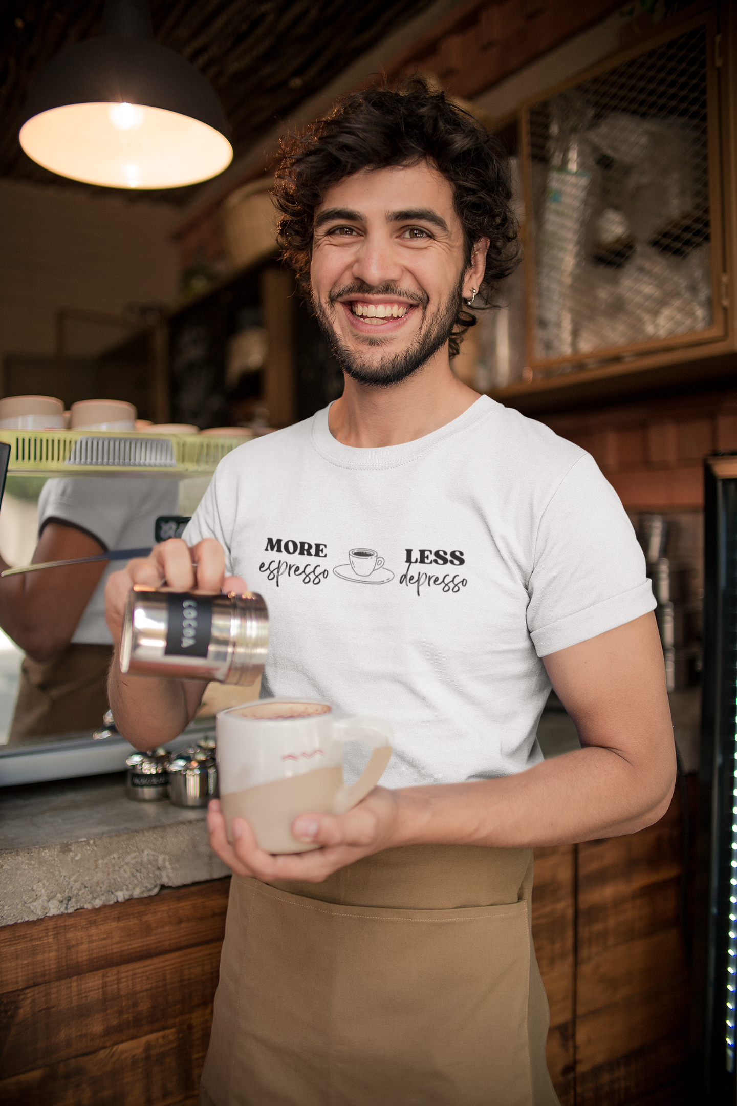 Mann bereitet Kaffee zu im „More Espresso – Less Depresso“ Shirt, Statement für Kaffeeliebhaber, Malohana