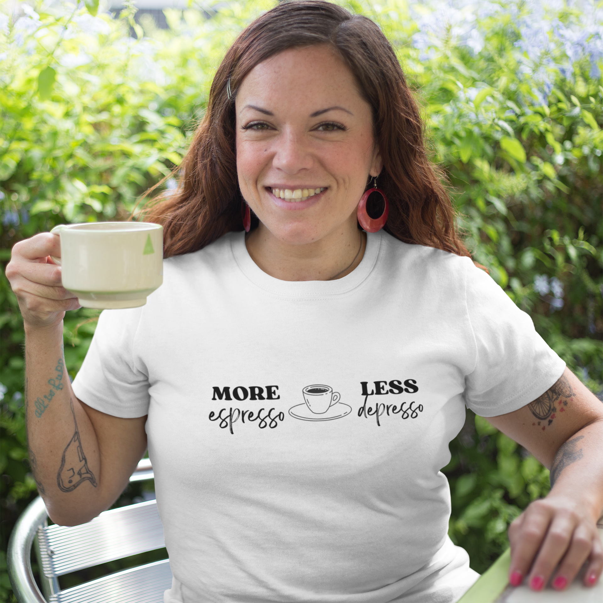 Frau am Tisch mit Kaffeetasse trägt „More Espresso – Less Depresso“ Shirt, witziges Kaffee-Motiv, Malohana
