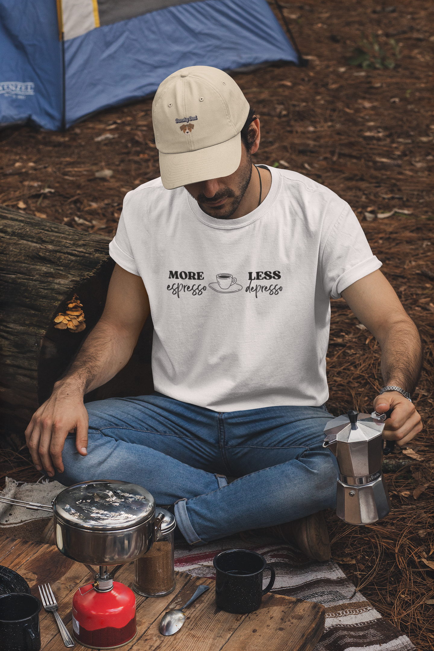 Mann im Wald trägt „More Espresso – Less Depresso“ Shirt, Kaffee-Lifestyle, Malohana