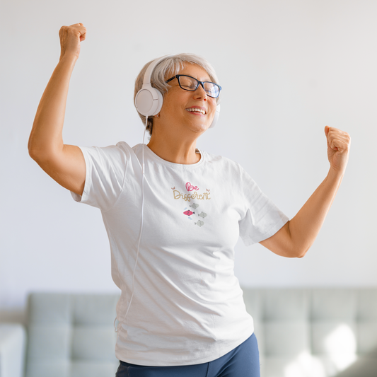Frau mit Kopfhörer im „Be Different“ Shirt, Statement für Mut und Persönlichkeit, Malohana