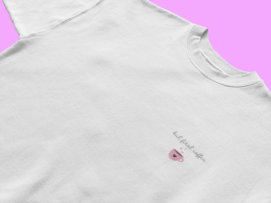 „But First Coffee“ Shirt, rosa Kaffeetasse & Herzchen, Solo-Ansicht, süßes Statement für Kaffee-Fans, Malohana