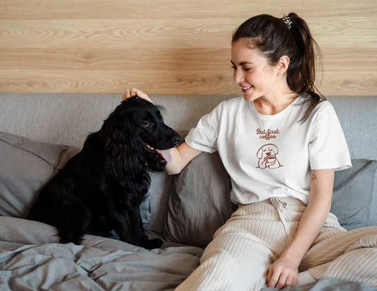 Frau mit Hund trägt „But First Coffee“ Shirt, witziges Motiv für Kaffee- und Hundefans, Malohana